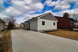 37752 Huron Pointe Dr, Harrison Township, MI 48045