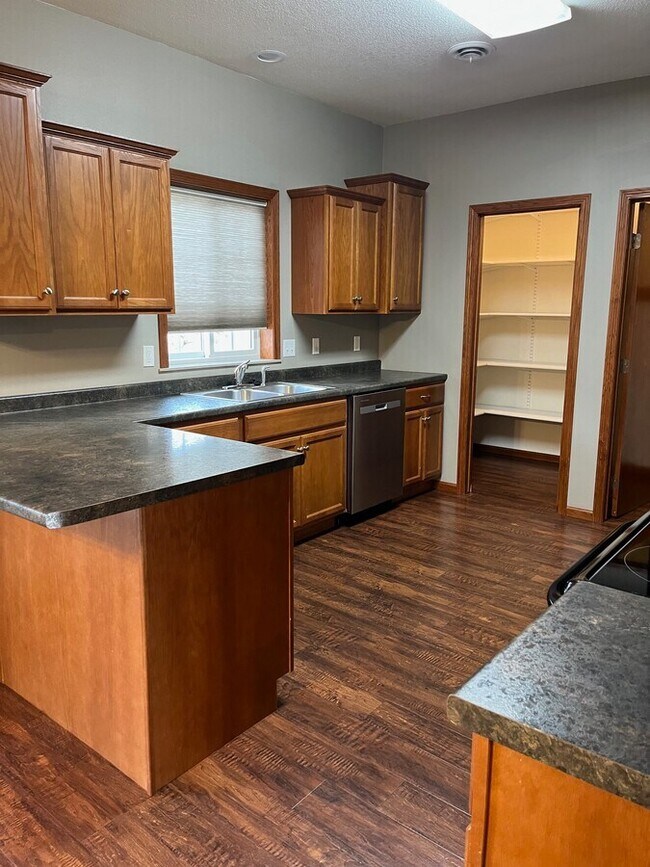 1501 N Grove Place, Watertown, SD 57201 - photo 3