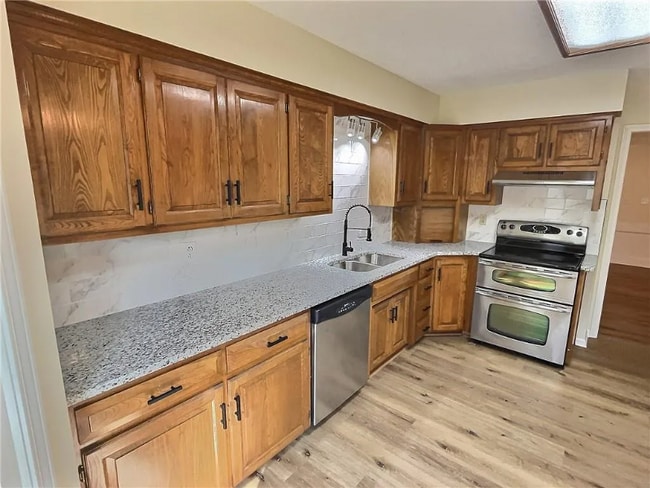 1121 NE Ridgeview Dr, Lees Summit, MO 64086 - photo 3