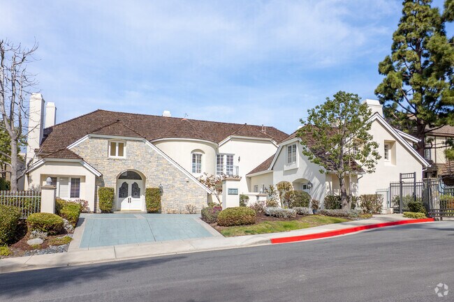 A stunning mansion in Broadmoor Sea View boasts luxurious design, expansive windows, and breathtaking ocean views, embodying the pinnacle of coastal living in Newport Beach.