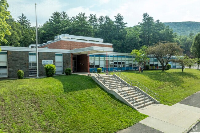 Reginald Bennett Elementary School has 237 students with a student-teacher ratio of 7 to 1.