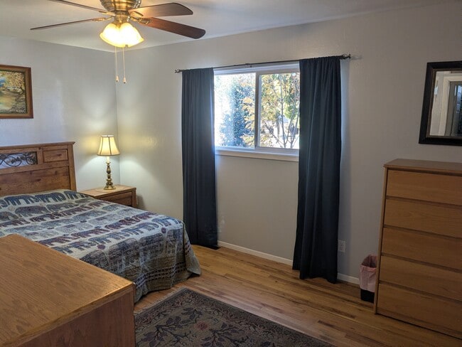 Master w/large window