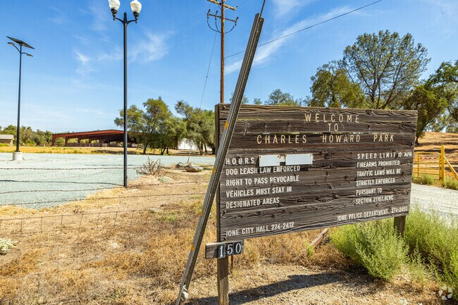 Howard Park features a disc golf course and scenic walking trails.