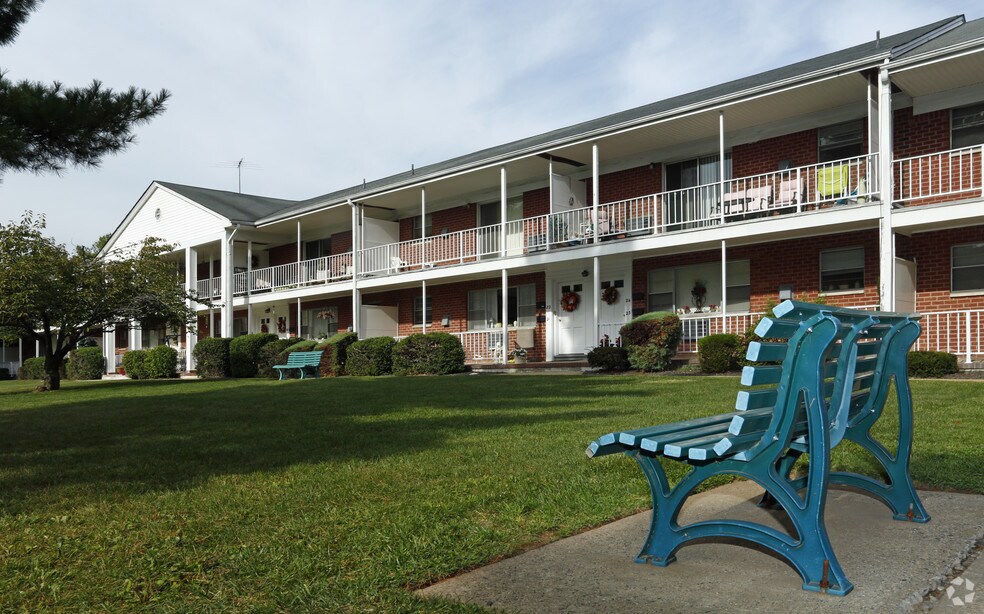 Hidden Creek at Clark (New Management!!) 82 Sweet Briar Dr, Clark, NJ