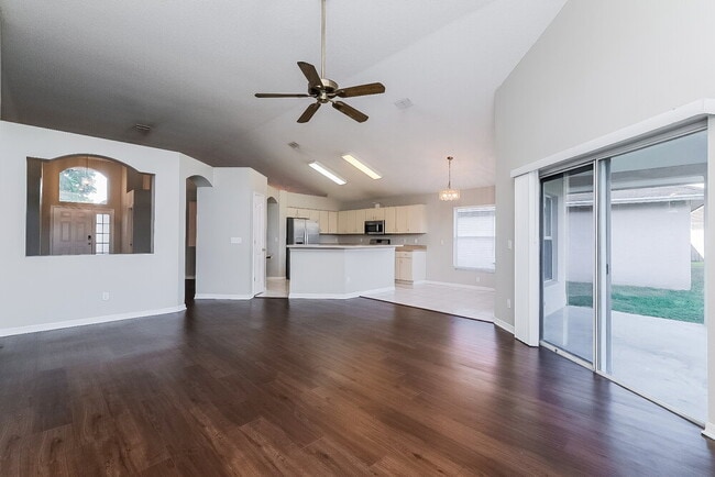 1541 Scotch Pine Dr, Brandon, FL 33511 - photo 4