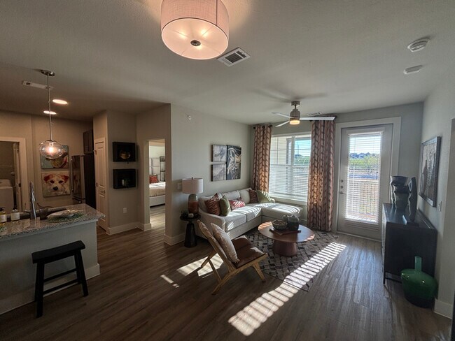 425 El Rio St unit b4, San Marcos, TX 78666 - photo 2