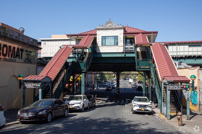 Freeman Street Metro Station is a short walk from Morrisania.