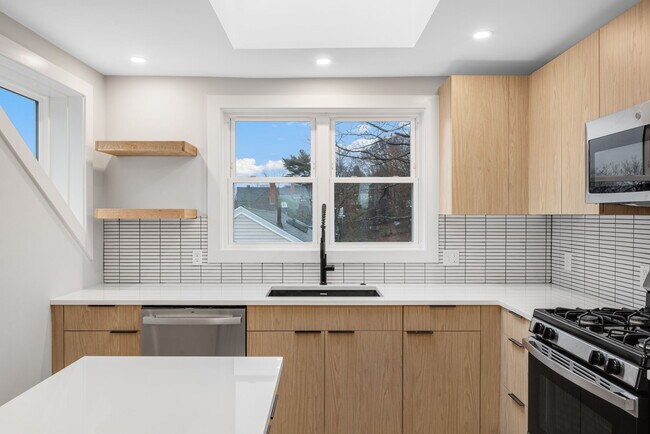 9 Wenham St unit 4, Boston, MA 02130 - photo 5