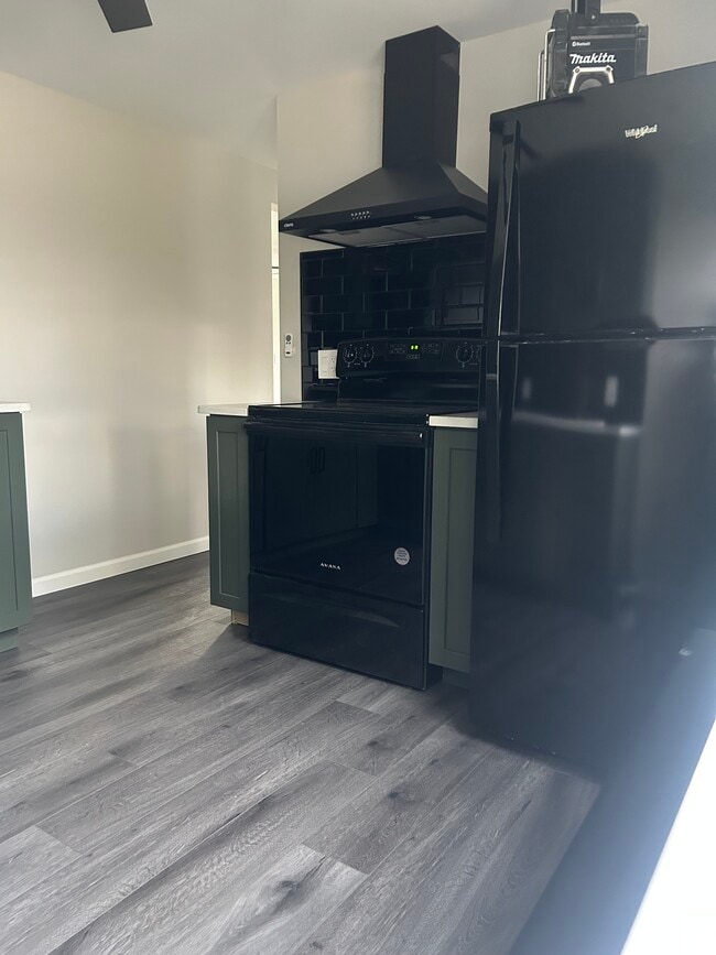 14 Ferrara Ave unit Upstairs front apart, Schenectady, NY 12304 - photo 7