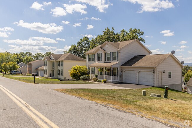 Lakemont's Chapel Drive is an area with pristine new developments.