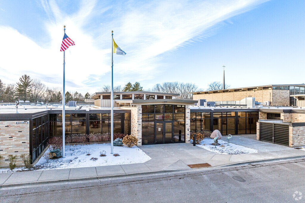 St Peter Elementary serves students in Preschool - 8th grade.