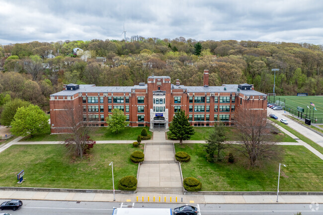 Vernon Hill School is a public elementary school in Broad Meadow Brook.