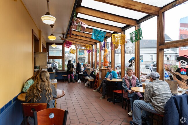 Los Bagels offers great bagels and coffee close to Westwood-Vasside.