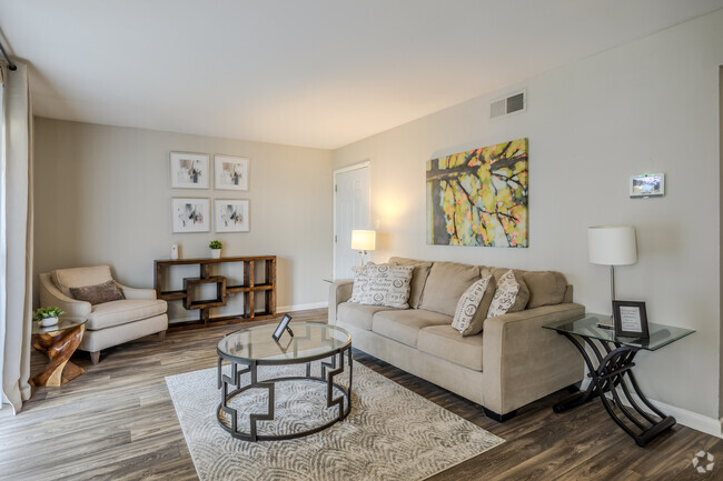 2BR, 1BA - 1,091SF - Living Room