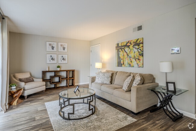 2BR, 1BA - 1,091SF - Living Room