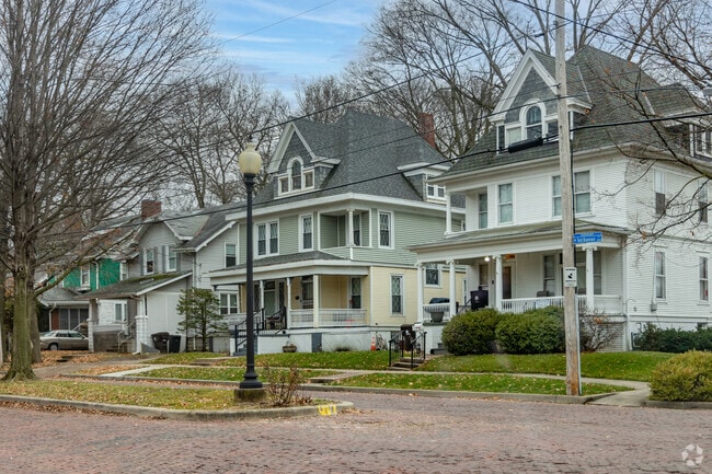 Just beyond High Wine lies a more intimate neighborhood in West Bluff, featuring homes on smaller lots.