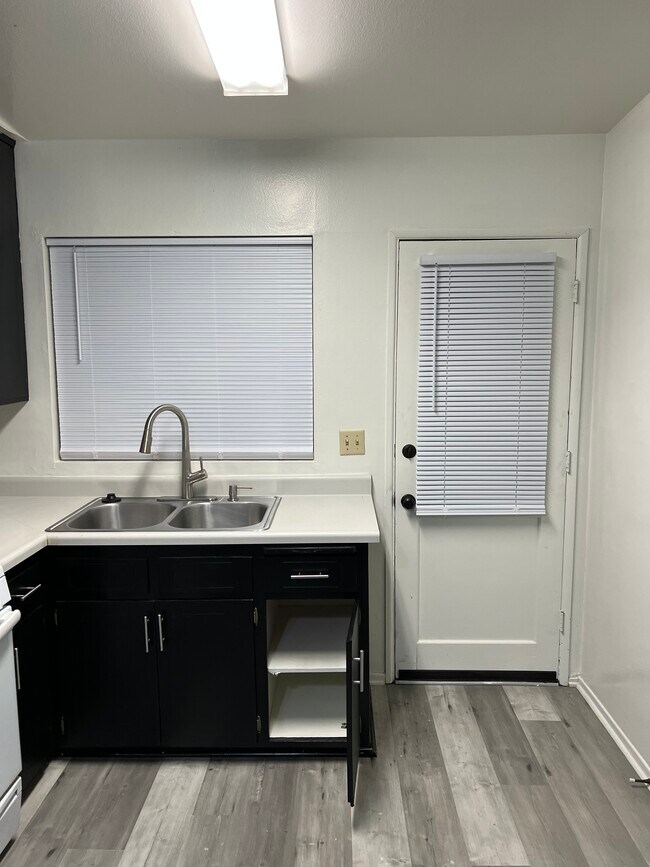 23889 Hemlock Ave unit 12, Moreno Valley, CA 92557 - photo 3