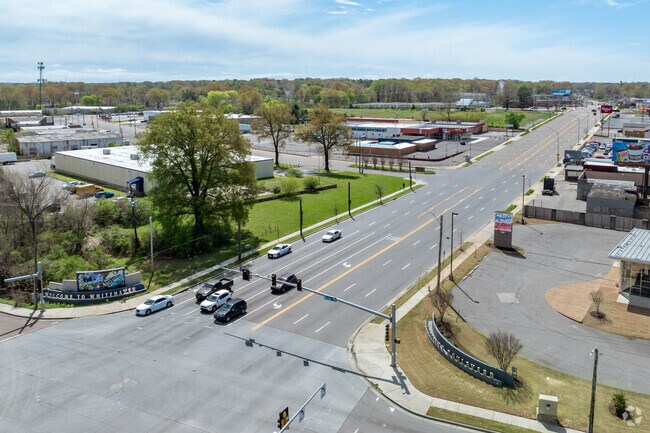 Elvis Presley Blvd make travel to points north and south a breeze.