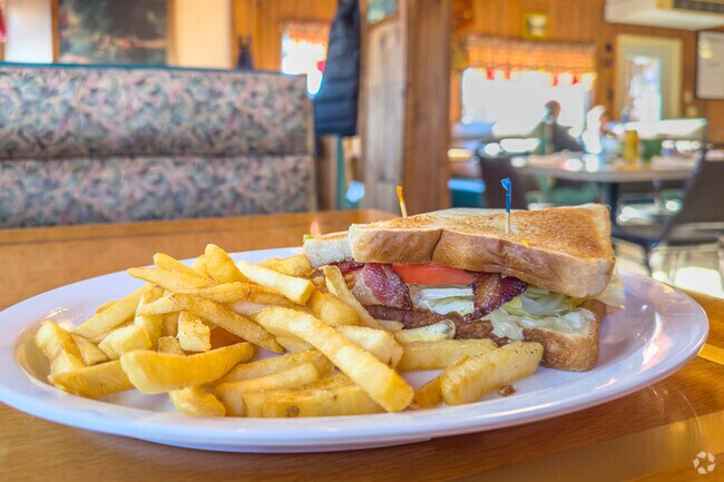 Country Kitchen Restaurant is a favorite for Newark residents.