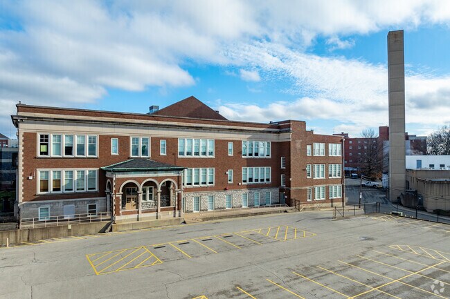Breckinridge Metropolitan High School has a student teacher ratio of 2:1.