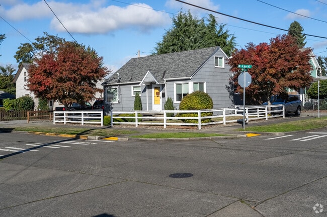 A bungalow in a street corner in Puyallup.