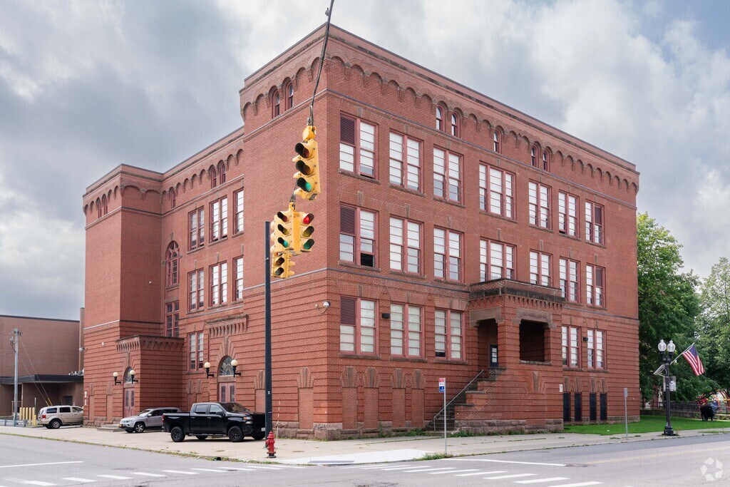 Lovejoy Discovery School has a beautiful old building as well as a modern extension.