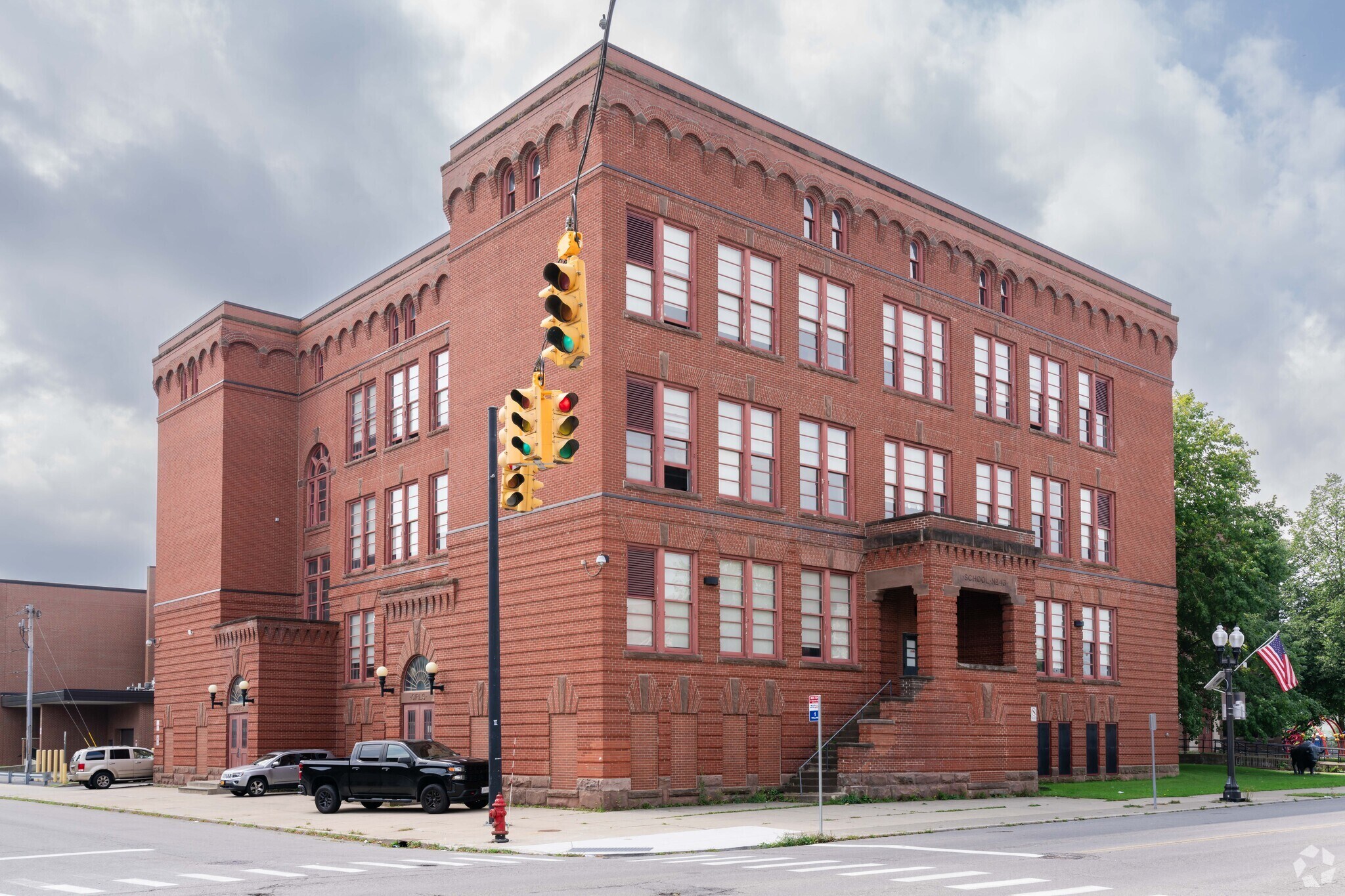 Lovejoy Discovery School has an old main building and a modern extension.