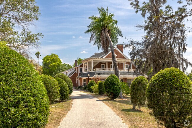 Enjoy a day at MacKay Gardens with miles of trails and plenty of nature.
