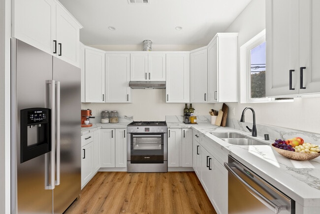 3045 S Bronson Ave, Los Angeles, CA 90018 - photo 2