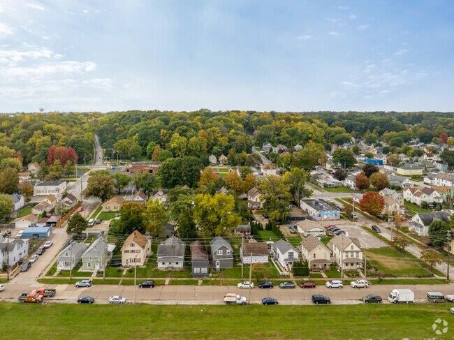 Floreciente residents have easy access to an assortment of everyday amenities.