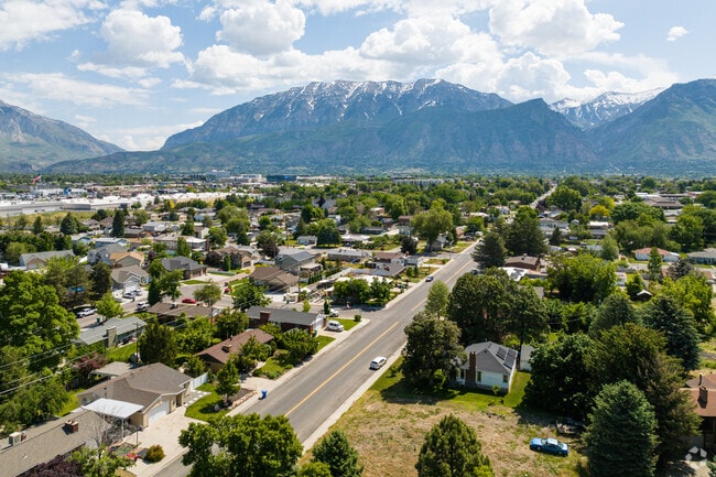 A birds-eye view in Lakeview provides a panoramic and elevated perspective of the area.