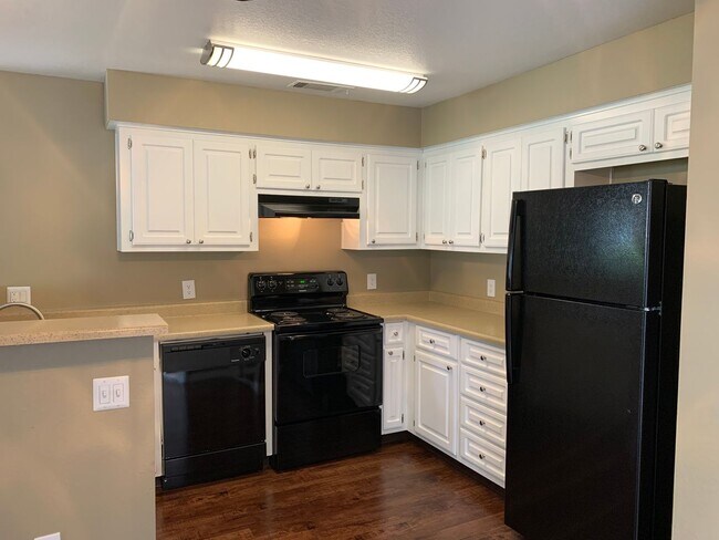 Foxwood Apartment Homes, Fresno, CA 93710 - photo 4