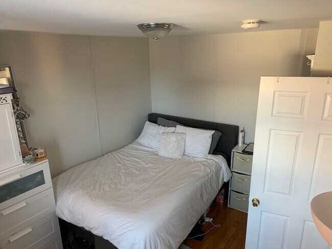 387 Hanover St unit 2, Boston, MA 02113 - photo 6