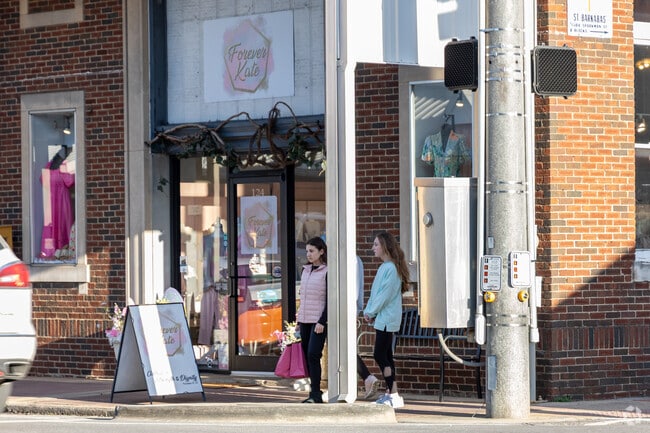 The streets of Downtown Hartselle are easily walkable, with many locally owned businesses.