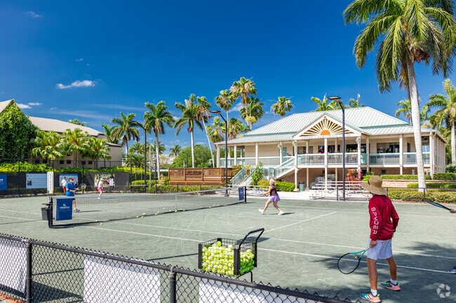 Port Royal tennis players will love the well-equipped Arthur Allen Tennis Center.