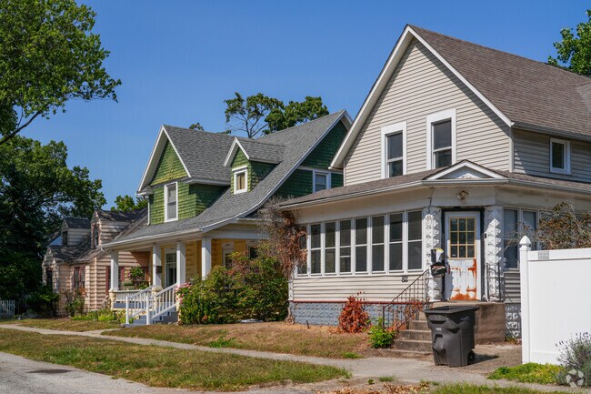 Bungalows with sunrooms line the streets of Christiana Creek.
