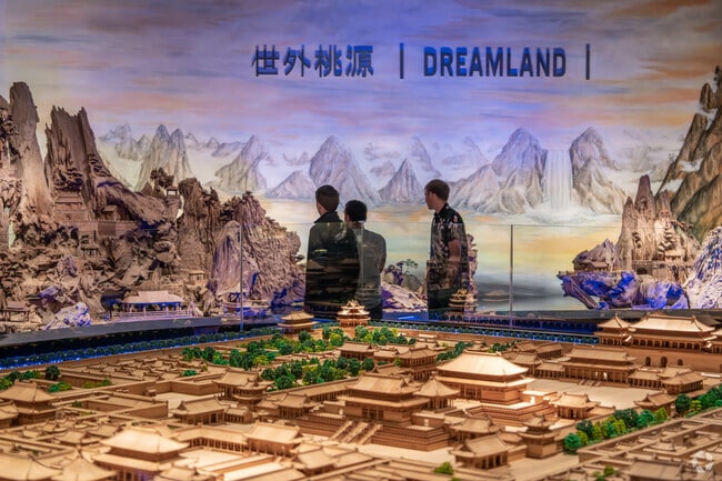 The Blackhawk Museum houses exhibits from around the globe nearby Sycamore Valley.