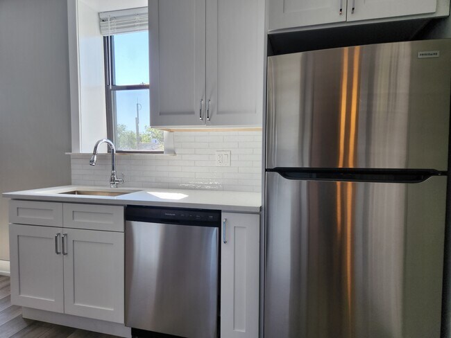 3935 N Janssen Ave unit 2, Chicago, IL 60613 - photo 2