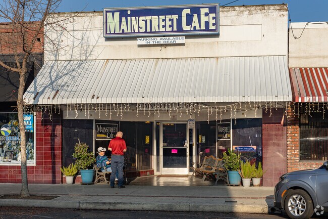 Reedley retirees enjoy meeting for breakfast at a downtown cafe.