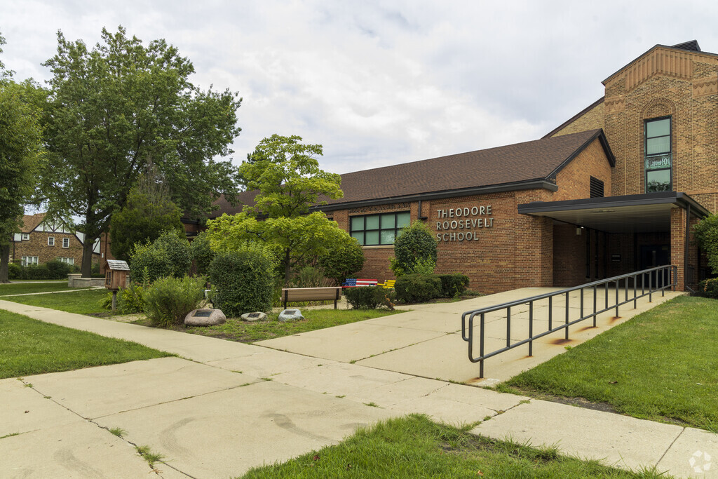 Theodore Roosevelt Elementary School building in Park Ridge.