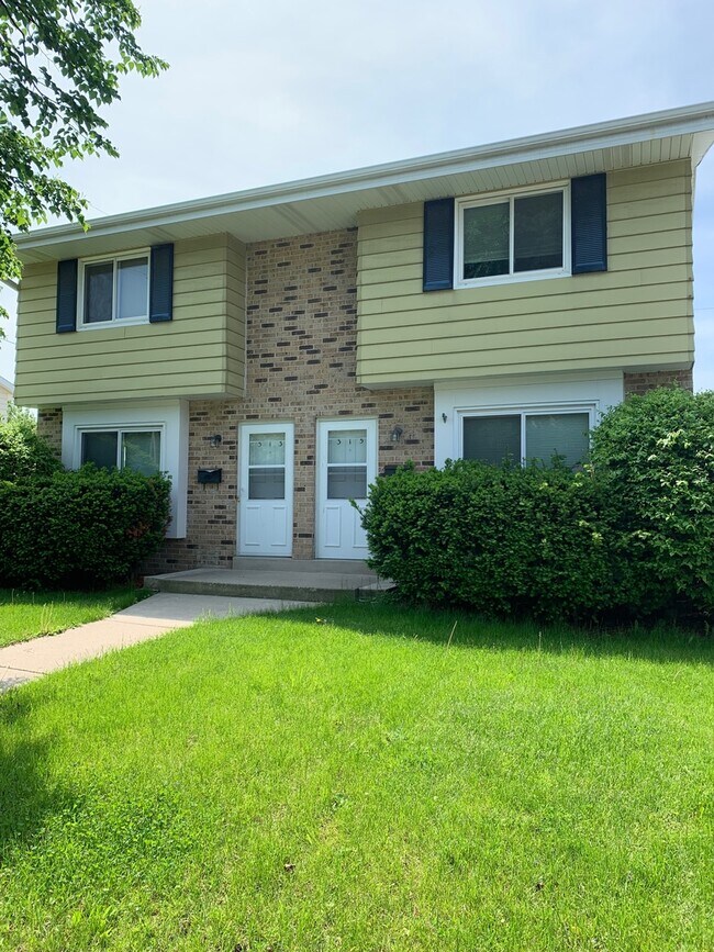 313 Darlene Dr Unit 315 Right Side, Waukesha, WI 53189