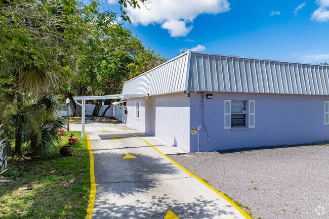 World Of Knowledge has 75 students in grades PK, K-1.