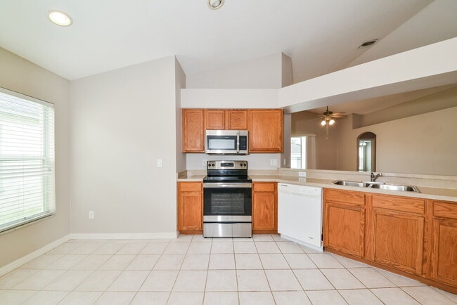 12817 Kings Lake Dr, Gibsonton, FL 33534 - photo 6