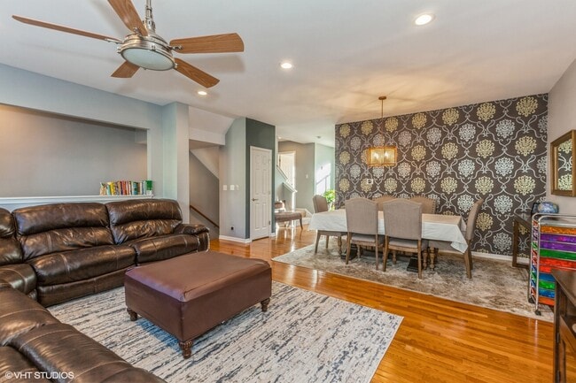 375 N Commerce St, Aurora, IL 60504 - photo 2