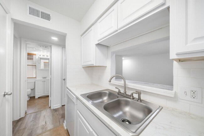 Seasons Beachfront - 1 & 2 Bedroom Floor Plans Available - Preferred Employer/Student & Senior Ci..., Galveston, TX 77551 - photo 3