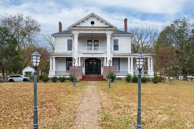 This Greek Revival home is one of the oldest homes in Byhalia, dating back to 1840.