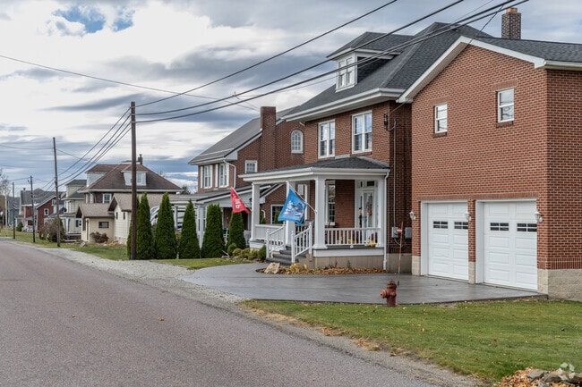 Attached and detached garages are available in the neighborhood of Lincoln..