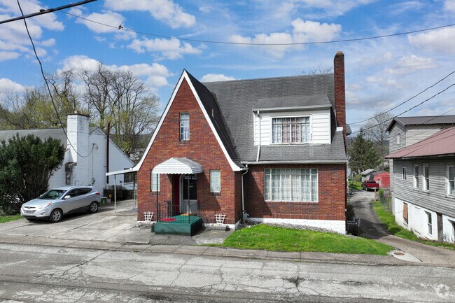 Cheylan offers many unique housing styles like victorian or craftsman style architecture.