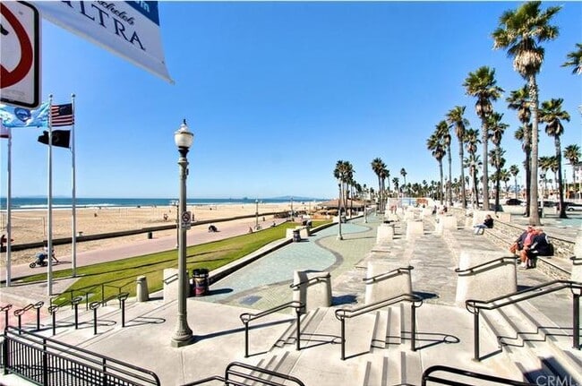 The pier, shopping, entertainment, dining, and the wonderful downtown scene is all within walking distance.