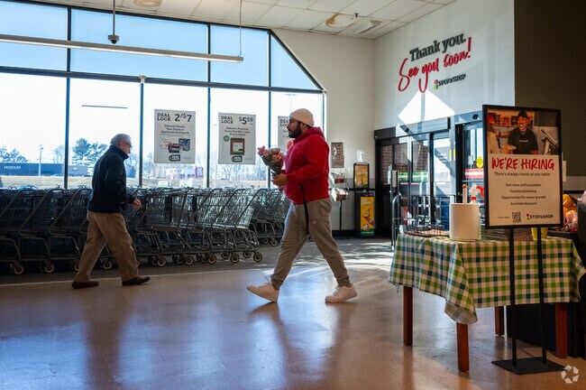 Minutes away: Sto & Shopt, near Centreville, Warwick. Easy access to essentials!